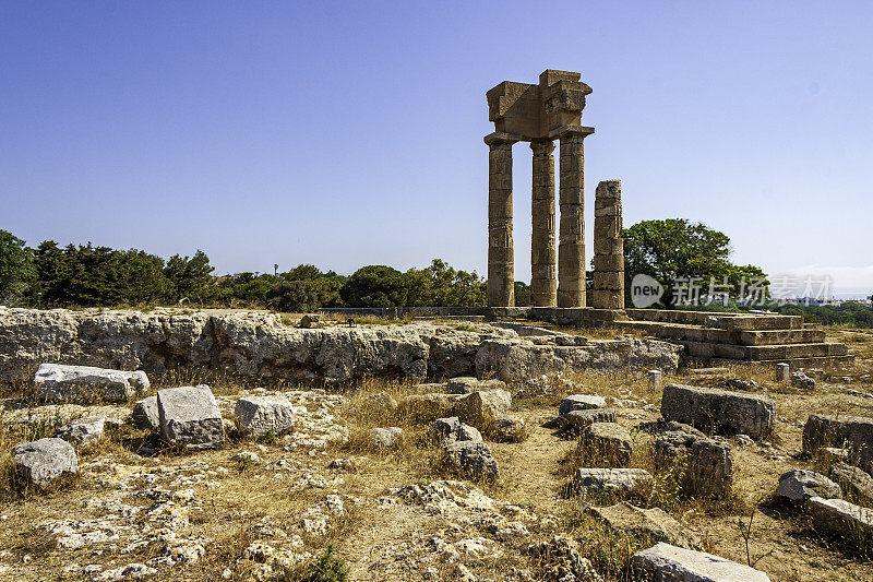 阿波罗神庙遗址位于罗德岛北端卫城山上，是一座可追溯到希腊化时期(公元前3 - 2世纪)的多利安风格的神庙。